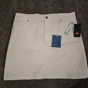 Market & Spruce Classic White Mini Skirt